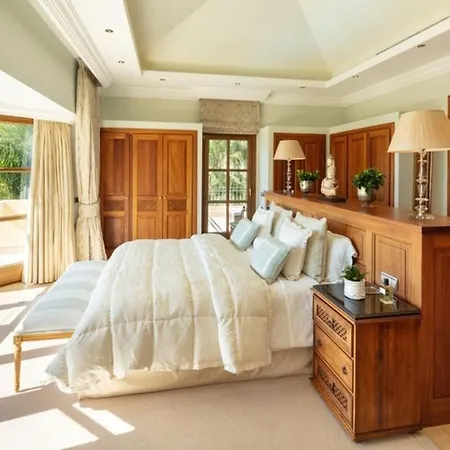 Villa Elegant 6Br Villa With Private Pool - Lush Gardens Near Marbella Golden Mile *