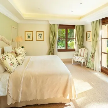 Villa Elegant 6Br Villa With Private Pool - Lush Gardens Near Marbella Golden Mile *