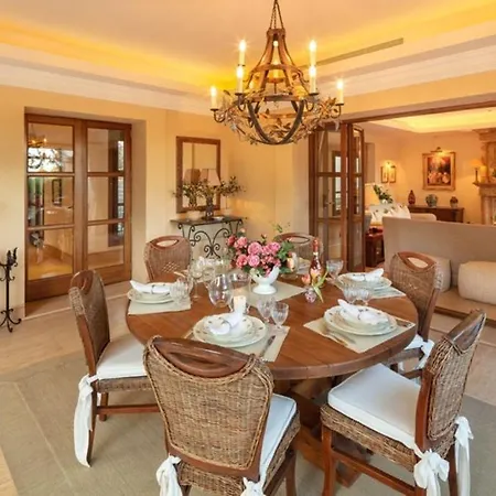 Villa Elegant 6Br Villa With Private Pool - Lush Gardens Near Marbella Golden Mile