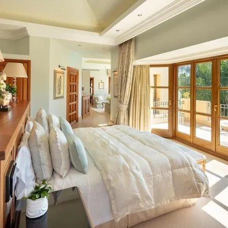 Villa Elegant 6Br Villa With Private Pool - Lush Gardens Near Marbella Golden Mile